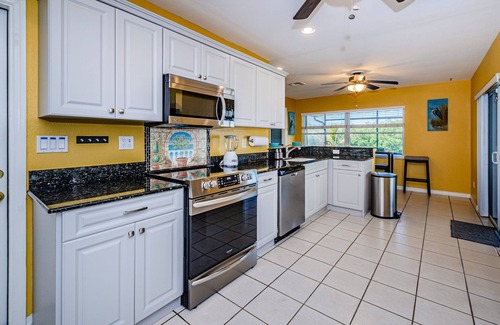 Bay Crest Park Casa | 9-ft Billiards - Easy Access to Tampa Bay - Hot Tub - Kayaking into nature