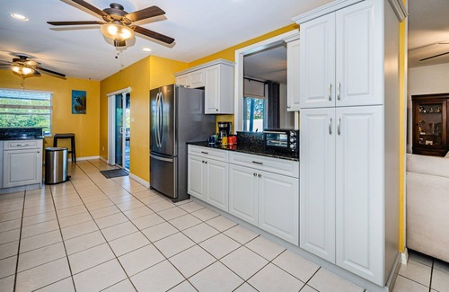 Bay Crest Park Casa | 9-ft Billiards - Easy Access to Tampa Bay - Hot Tub - Kayaking into nature