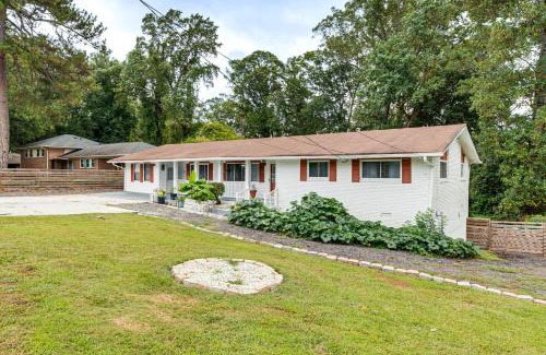 Decatur Casa | 9 Mi to Downtown Atlanta Home with Deck and Yard!