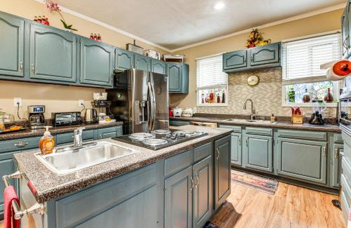 Decatur Casa | 9 Mi to Downtown Atlanta Home with Deck and Yard!