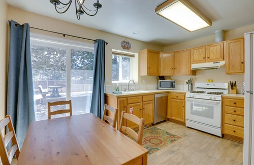 Tahoe Paradise Casa | ¡NUEVO! Cozy Tahoe Home w / Yard - 9 Mi. a las estaciones de esquí