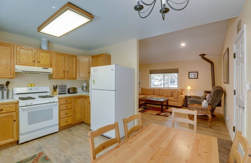 Tahoe Paradise Casa | ¡NUEVO! Cozy Tahoe Home w / Yard - 9 Mi. a las estaciones de esquí