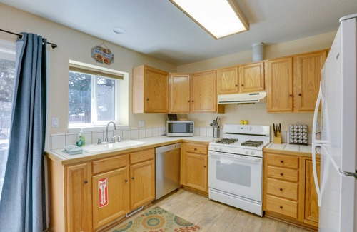 Tahoe Paradise Casa | ¡NUEVO! Cozy Tahoe Home w / Yard - 9 Mi. a las estaciones de esquí