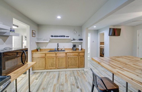 Royal Cabina | Bright Cabin w/ Spacious Deck and Fire Pit!