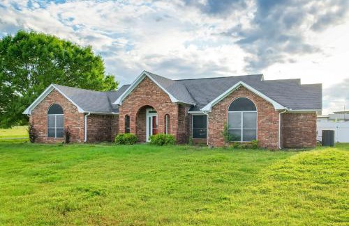 Calera Casa | 9 Mi to Lake Texoma Calera Escape with Gazebo!