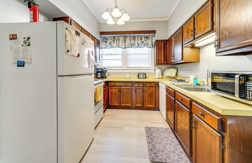 Redstar Casa | 9 Mi to New River Gorge: Spacious Retreat w/ Porch