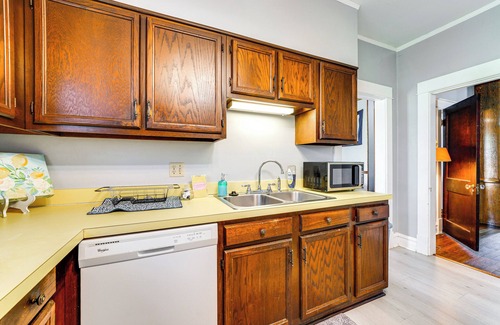 Redstar Casa | 9 Mi to New River Gorge: Spacious Retreat w/ Porch