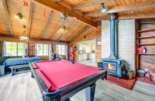 Fort Lewis Casa | 9 Mi to Spanaway Park Home with Indoor Hot Tub