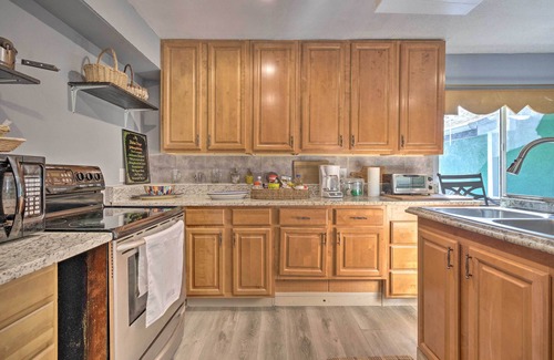 Pine Hills Casa | ~ 9 Mi to Universal: Orlando Retreat w/ Sun Porch!