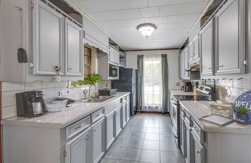 Newhebron Apartamento | 9 Mi to Water Park: Silver Creek Gem w/ Fireplace!