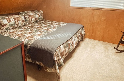 Cold Springs Cabina | 9 minutes to Pinecrest, Cozy cabin with WiFi and Arcade loft