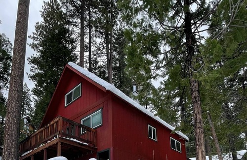 Cold Springs Cabina | 9 minutes to Pinecrest, Cozy cabin with WiFi and Arcade loft