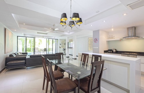 Kathu Villa | Villa en 3 plantas, piscina privada, a 10 minutos de la playa de Patong, tiendas y vida nocturna.