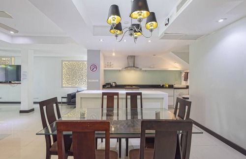 Kathu Villa | Villa en 3 plantas, piscina privada, a 10 minutos de la playa de Patong, tiendas y vida nocturna.