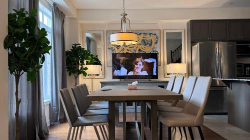 Vaughan Casa | 9 Queen Beds, 18 Guests-Kleinburg Luxe Crown Town Residence