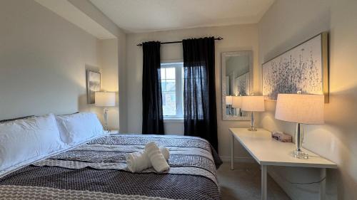 Vaughan Casa | 9 Queen Beds, 18 Guests-Kleinburg Luxe Crown Town Residence
