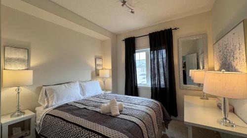 Vaughan Casa | 9 Queen Beds, 18 Guests-Kleinburg Luxe Crown Town Residence