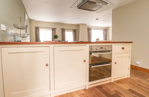 Airton Cabaña | 9 RIVERSIDE WALK, pet friendly, character holiday cottage in Gargrave