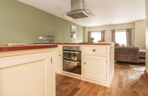 Airton Cabaña | 9 RIVERSIDE WALK, pet friendly, character holiday cottage in Gargrave
