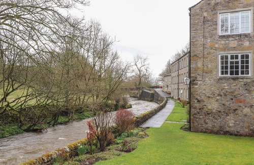 Airton Cabaña | 9 RIVERSIDE WALK, pet friendly, character holiday cottage in Gargrave