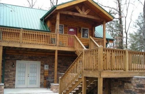 Ocoee Cabina | Hilltop Heaven 9 acres de aislamiento boscoso, pero cerca de todo lo que necesita.