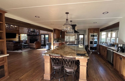 Tehachapi Casa | 90 Acre Luxury Ranch Sleeps 10 - Pool Jacuzzi Pickleball Court - Horse Corrals