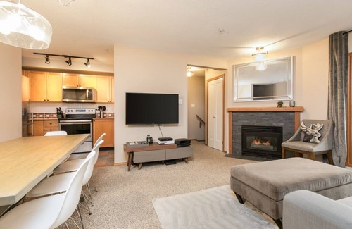 Village North Casa | Alcance de 90 glaciares, esta casa de 2 habitaciones tiene una bañera de hidromasaje y piscina en Whistler Village