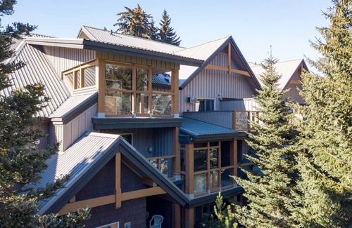 Village North Casa | Alcance de 90 glaciares, esta casa de 2 habitaciones tiene una bañera de hidromasaje y piscina en Whistler Village