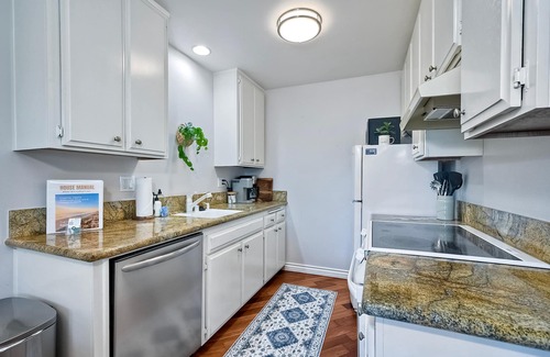 Carlsbad Village Condominio | 1 cuadra de la playa | Escapada playera | WiFi gratis y estacionamiento