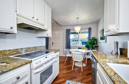 Carlsbad Village Condominio | 1 cuadra de la playa | Escapada playera | WiFi gratis y estacionamiento