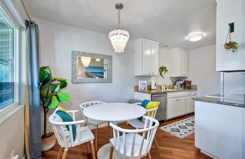 Carlsbad Village Condominio | 1 cuadra de la playa | Escapada playera | WiFi gratis y estacionamiento