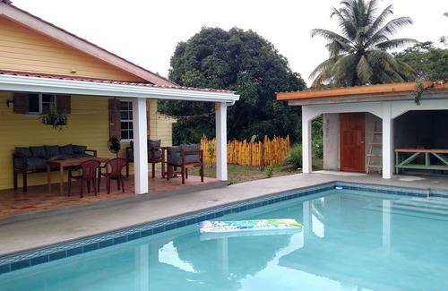 Forest Home Casa | 900 pies cuadrados Casita w / piscina para alquiler a corto o largo plazo