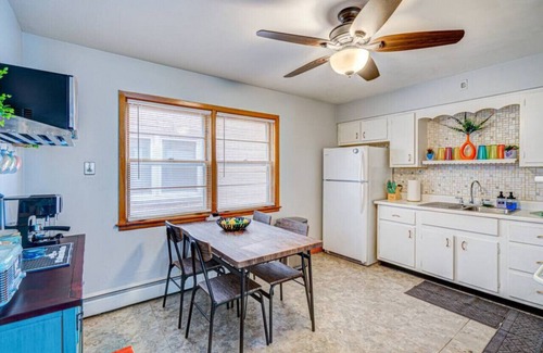 Elmwood Park Apartamento | 90s Condo| King Bed | 65” Smart TV | Arcade Game