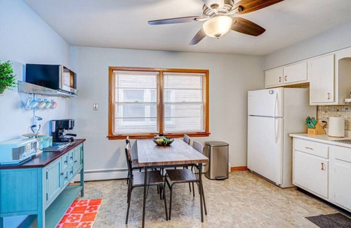 Elmwood Park Apartamento | 90s Condo| King Bed | 65” Smart TV | Arcade Game