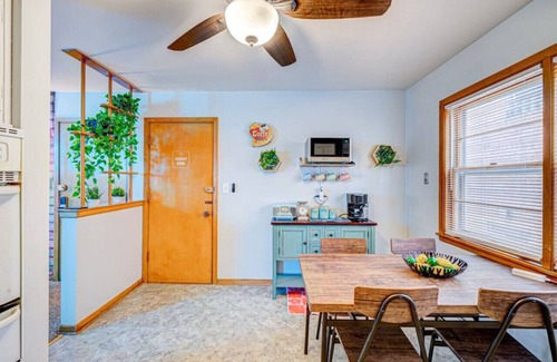 Elmwood Park Apartamento | 90s Condo| King Bed | 65” Smart TV | Arcade Game