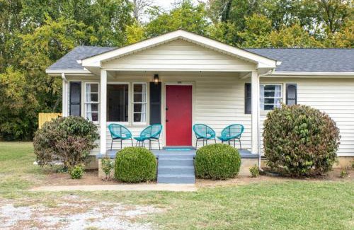 Murfreesboro Casa | 90s Crib -2bed 1bath, Funky Vibe, Central Location