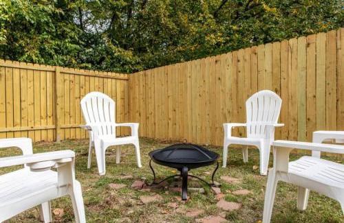 Murfreesboro Casa | 90s Crib -2bed 1bath, Funky Vibe, Central Location