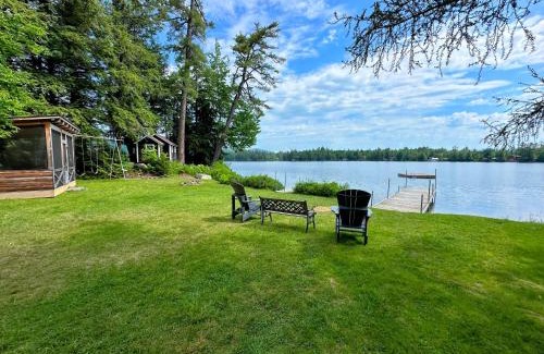 Whitefield Casa | 91WR Lake vibes and views at this waterfront home in the White Mountains