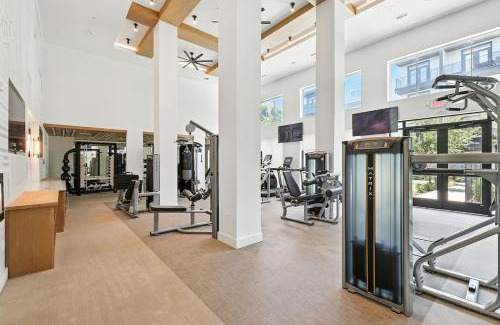 Fort Worth Apartamento | 95 Luxury 2B2B Condo DT Fort Worth, Resort Style Pool & Gym, Golf Simulator, 7M to Dickies Stadium, 15M to AT&T stadium