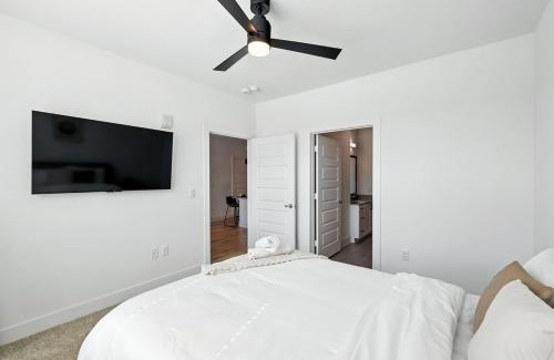 Fort Worth Apartamento | 95 Luxury 2B2B Condo DT Fort Worth, Resort Style Pool & Gym, Golf Simulator, 7M to Dickies Stadium, 15M to AT&T stadium