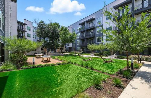 Fort Worth Apartamento | 95 Luxury 2B2B Condo DT Fort Worth, Resort Style Pool & Gym, Golf Simulator, 7M to Dickies Stadium, 15M to AT&T stadium