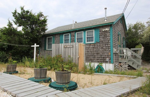 East Sandwich Cabaña | 95 Salt Marsh- 3 BR Cottage @ private beach, pet-friendly w/ AC, steps to shore!