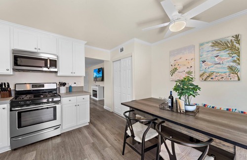 San Clemente Apartamento | 95 walk score Cook's Kitchen Bikes 5starpromise