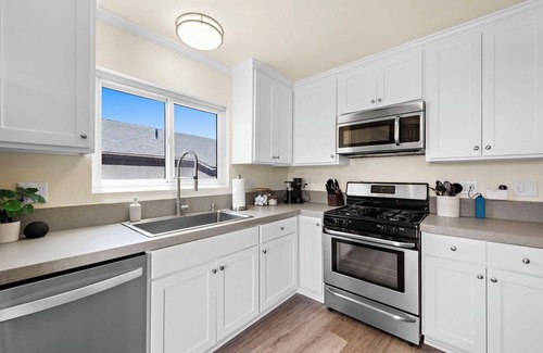 San Clemente Apartamento | 95 walk score Cook's Kitchen Bikes 5starpromise