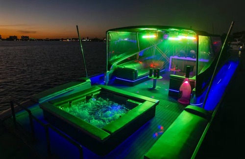North Miami Alquiler De Eote | 95ft Mega Yacht W/ Jacuzzi