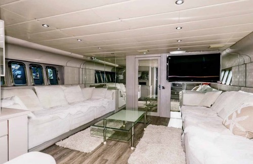 North Miami Alquiler De Eote | 95ft Mega Yacht W/ Jacuzzi