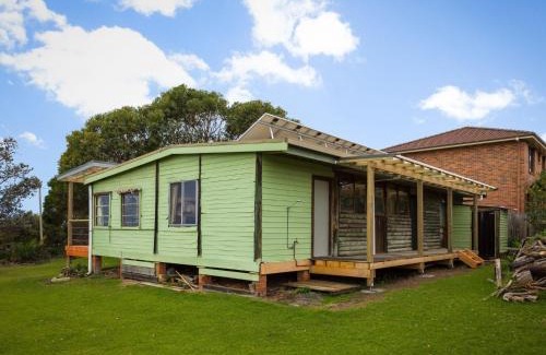 Dalmeny Casa | 98 Ocean Parade Rustic Log Cabin