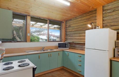 Dalmeny Casa | 98 Ocean Parade Rustic Log Cabin