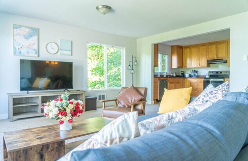 Rainier Valley Casa | 9852 Entire · Panoramic Lake View 3800+ sqft House in Oasis
