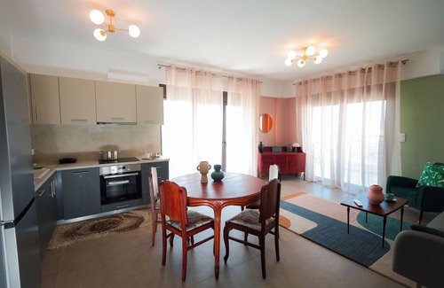 Thessaloniki Apartamento | 98sqm condo with seaview and private parking in a lively neighbourhood